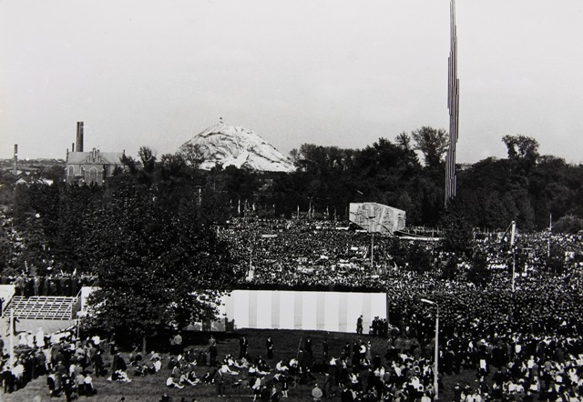 Plik:Odsloniecie Pomnika Czynu Rewoluc. w Parku Sieleckim, 1967 r. G.Onyszko.jpg