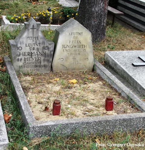 Plik:Żarki.Groby poległych w czasie I wojny na cmentarzu.01.JPG