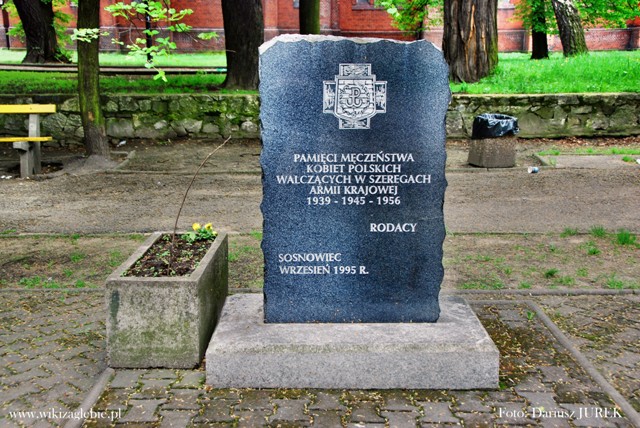 Plik:Sosnowiec Miejsce Pamięci 042 Pomnik Kobietom Walczącym w Szeregach Armii Krajowej 01.JPG