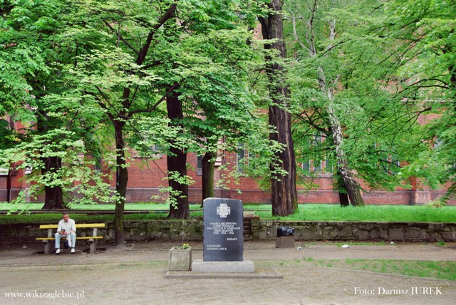 Plik:Sosnowiec Miejsce Pamięci 042 Pomnik Kobietom Walczącym w Szeregach Armii Krajowej 03.JPG