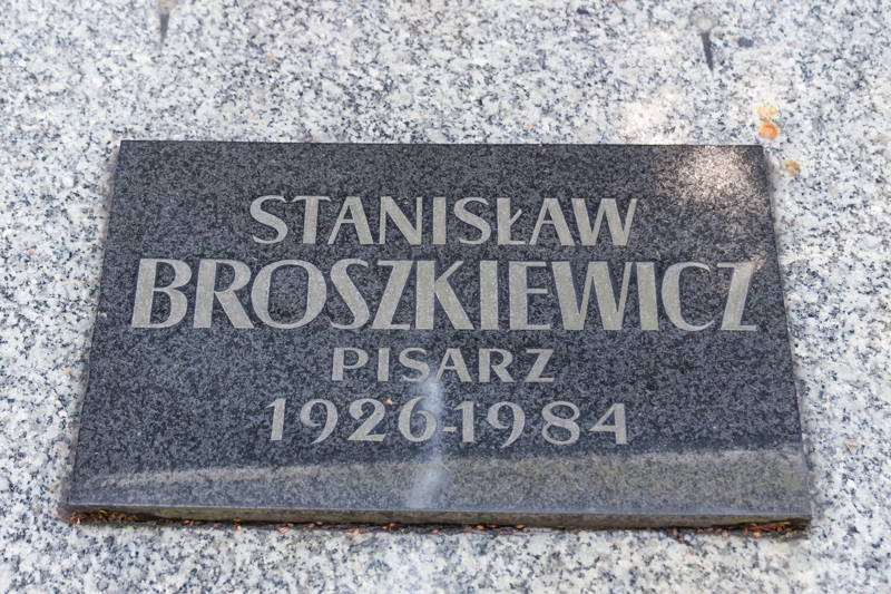 Plik:Stanisław Broszkiewicz - grób - 0002.jpg