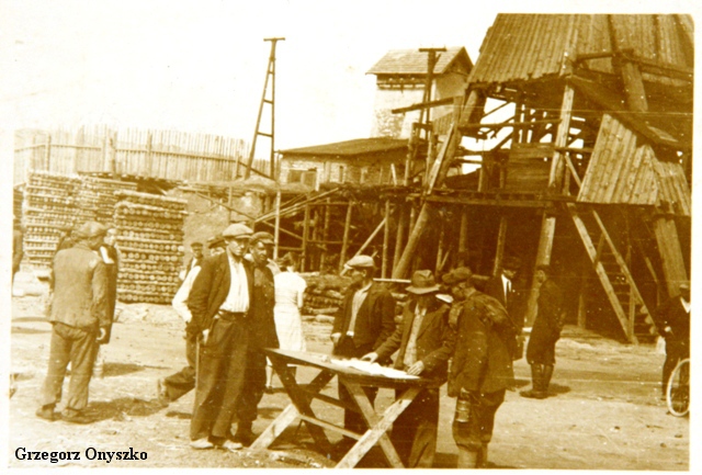 Plik:S. Dorota.Drewniana konstrukcja szybu kopalnianego 2.jpg