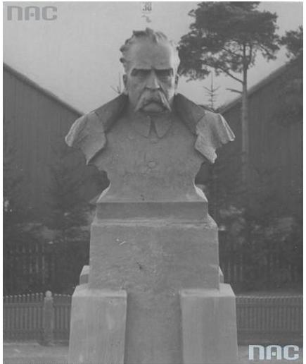 Plik:63 Pomnik Józefa Piłsudskiego w Olkuszu.JPG