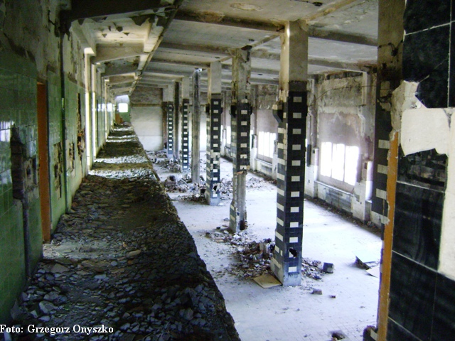 Plik:Wnętrze wybużonego budynku administracyjnego kopalni Sosnowiec.02.JPG