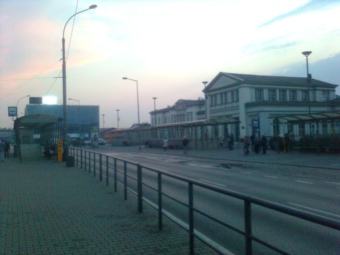 Plik:Sosnowiec dworzecpkp przod.jpg