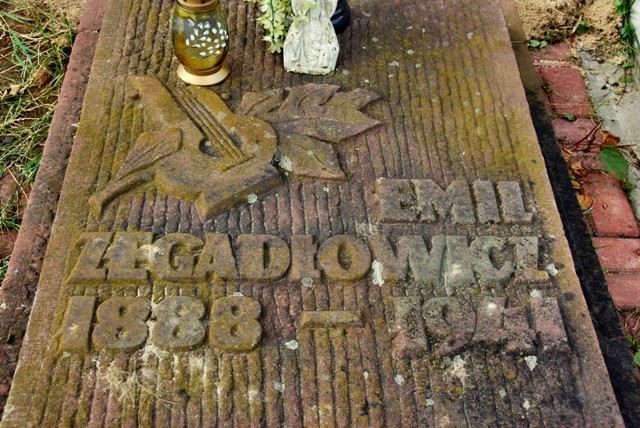 Plik:Grobowiec Emila Zegadłowicza 2.JPG