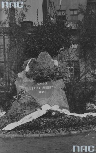 Plik:07 Sosnowiec. Kamień pamiątkowy ku czci Żwirki i Wigury.JPG