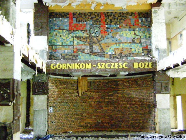 Plik:Wnętrze wybużonego budynku administracyjnego kopalni Sosnowiec.01.JPG