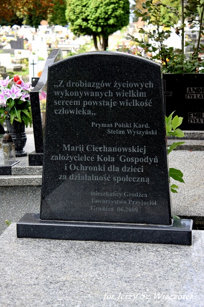 Plik:Przebudowany grób M.Ciechanowskiej.jpg