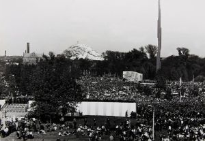 Odsloniecie Pomnika Czynu Rewoluc. w Parku Sieleckim, 1967 r. G.Onyszko.jpg