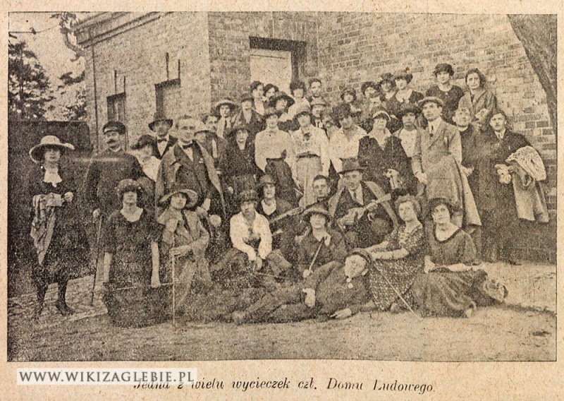 Plik:Dom-Ludowy-w-Sosnowcu-Wycieczka-1922.jpg
