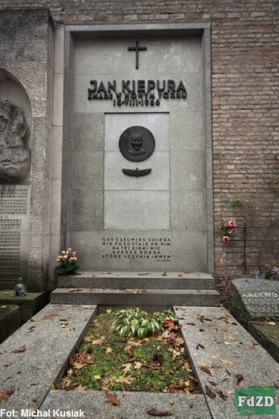 Plik:Grob Jan Kiepura Warszawa 0001.jpg