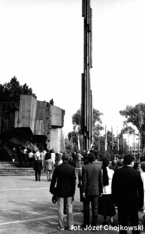 Pomnik Czynu Rewolucyjnego w Sosnowcu - delegacja z Halle-0003.jpg