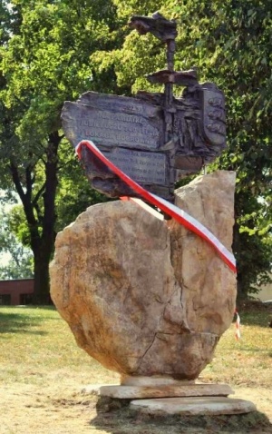 Obelisk 740 lecia lokacji sołectwa Bobrowniki.jpg