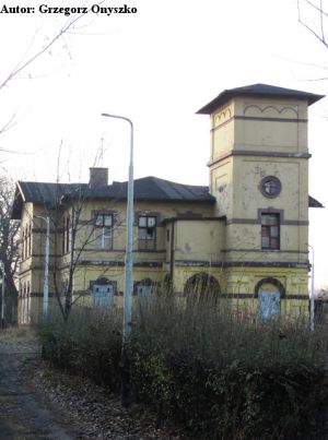 Dąbrowa Górnicza-Gołonóg. Dworzec kolejowy wraz z wieżą ciśnień (w postaci widocznej wieży).JPG
