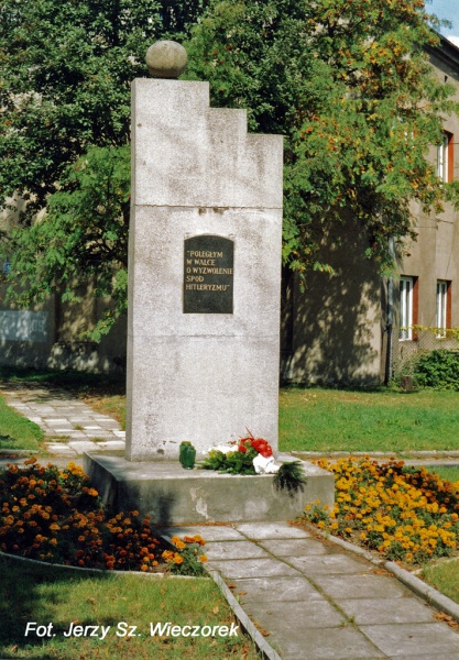 Plik:Pomnik ku czci poległych w czasie II wojny światowej.jpg