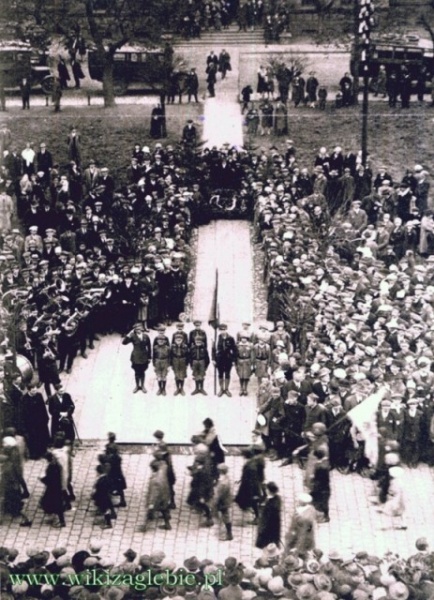 Plik:Sosnowiec Uroczystości 3 Maja 1927 (05) Harcerze przed Płytą Nieznanego Żołnierza.JPG