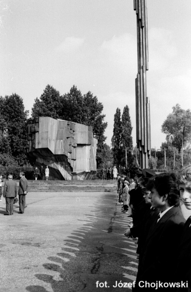 Plik:Pomnik Czynu Rewolucyjnego w Sosnowcu - delegacja z Halle-0005.jpg