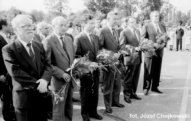Plik:Pomnik Czynu Rewolucyjnego w Sosnowcu - delegacja z Halle-0006.jpg