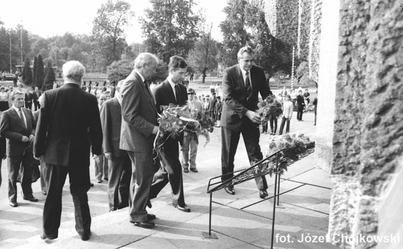 Plik:Pomnik Czynu Rewolucyjnego w Sosnowcu - delegacja z Halle-0008.jpg