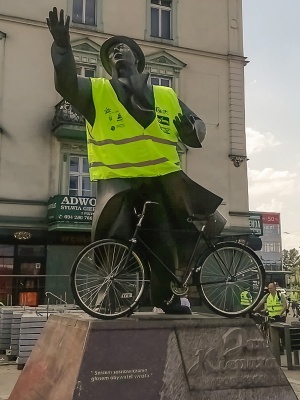 Pomnik Jana Kiepury podczas Zagłębiowskiej Masy Krytycznej.jpg