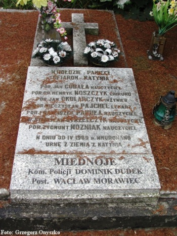 Żarki. Symboliczny grób ofiar Katynia i Miednoje na cmentarzu.01.JPG