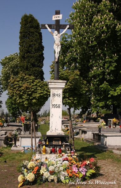 Plik:Krzyż na cmentarzu.jpg