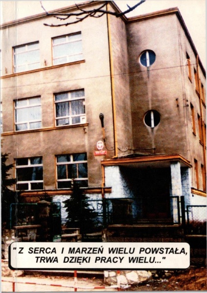 Plik:Okładka Publikacja jubileuszowa szkoły podstawowej w Dobieszowicach 1999.jpg