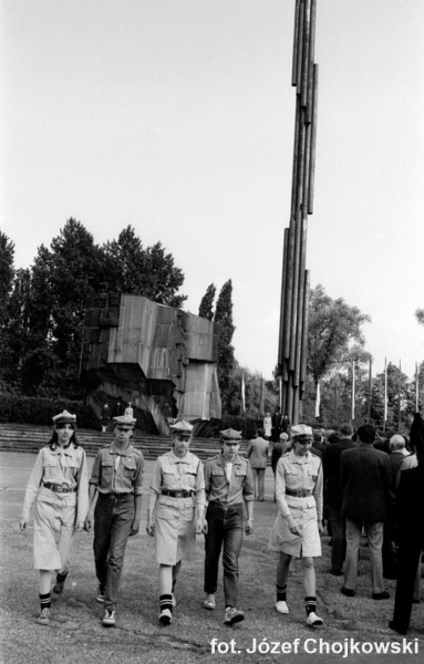 Plik:Pomnik Czynu Rewolucyjnego w Sosnowcu - delegacja z Halle-0004.jpg