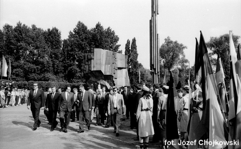 Plik:Pomnik Czynu Rewolucyjnego w Sosnowcu - delegacja z Halle-0002.jpg