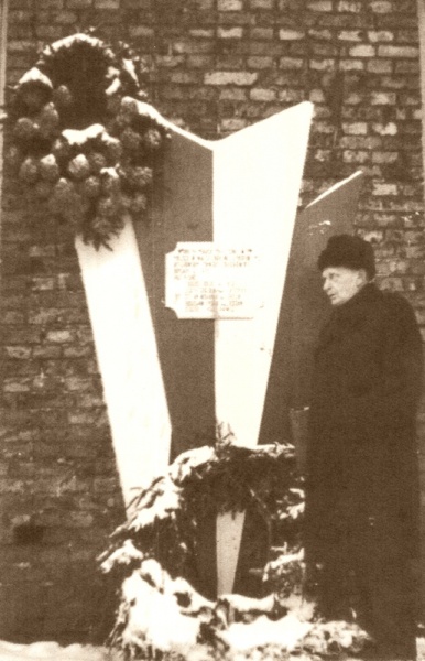 Plik:Aleksy Bień przed pomnikiem na ul. Przechodniej w Sosnowcu 1.jpg