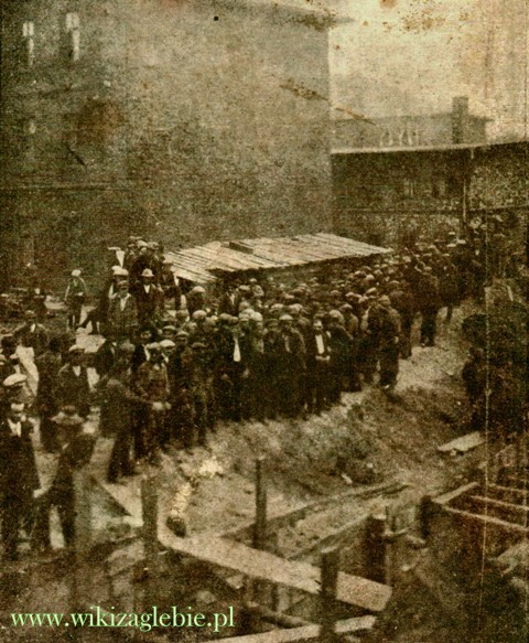 Plik:Sosnowiec 1927 budowa kanalizacj teren fabryki Schoena dzień wypłaty.JPG