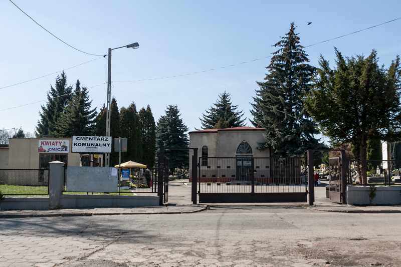 Plik:Cmentarz komunalny w Będzine-Małobądzu-0001.jpg