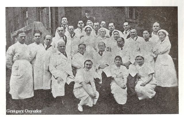 Plik:Sosnowiec. Zdjecie personelu szpitala zydowskiego (okolo 1932 r.). 01.jpg