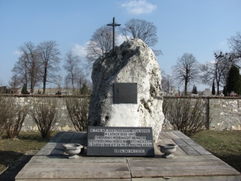 Pomnik upamiętniający ofiary rozstrzeliwań. Żarki.JPG