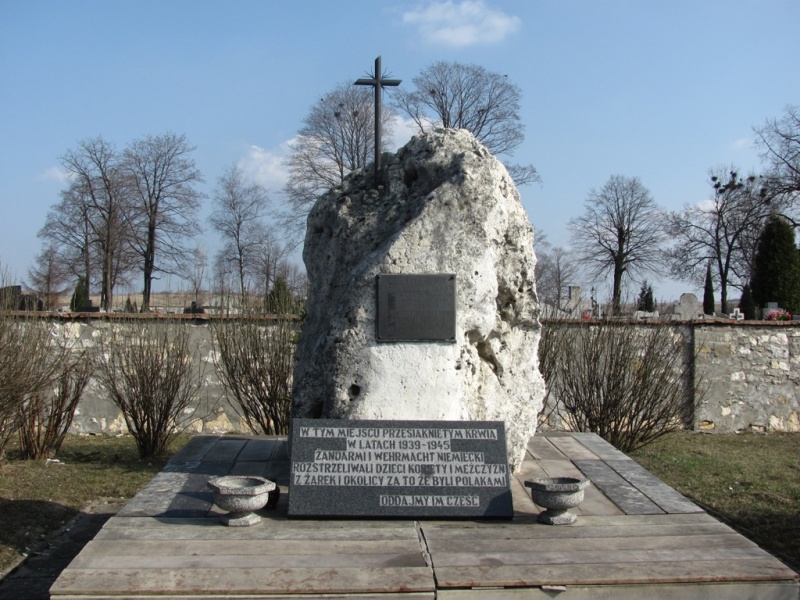 Plik:Pomnik upamiętniający ofiary rozstrzeliwań. Żarki.JPG