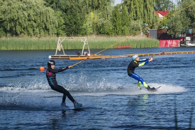 Plik:Stawiki Sosnowiec - wakeboarding parami.jpg