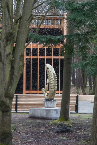 Plik:Park Kuronia w Sosnowcu - rzeźba rybki.jpg