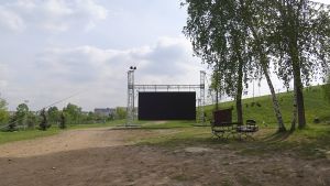 Park Środula - plenerowe kino letnie.jpg