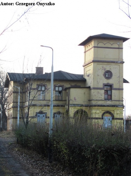 Plik:Dąbrowa Górnicza-Gołonóg. Dworzec kolejowy wraz z wieżą ciśnień (w postaci widocznej wieży).JPG