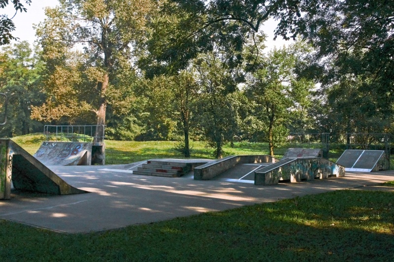 Plik:Skatepark MOSIR, Park Sielecki, Sosnowiec, 002.jpg
