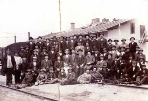 Pracownicy kolei górniczej kopalni Sobieski w 1910 r - Nasze Forum nr1-2013.jpg