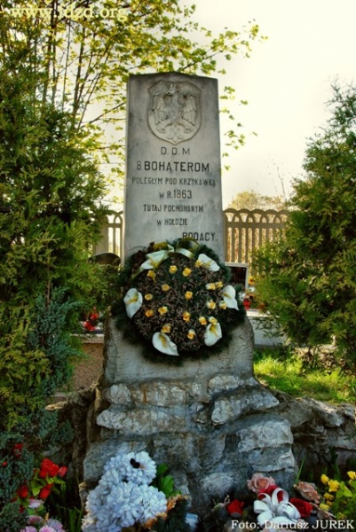 Plik:Grobowiec powstańców poległych w bitwie pod Krzykawką.JPG