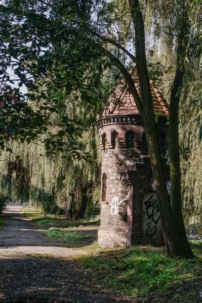 Plik:Wieża dawnego ogrodzenia parku, Park Sielecki, Sosnowiec.jpg